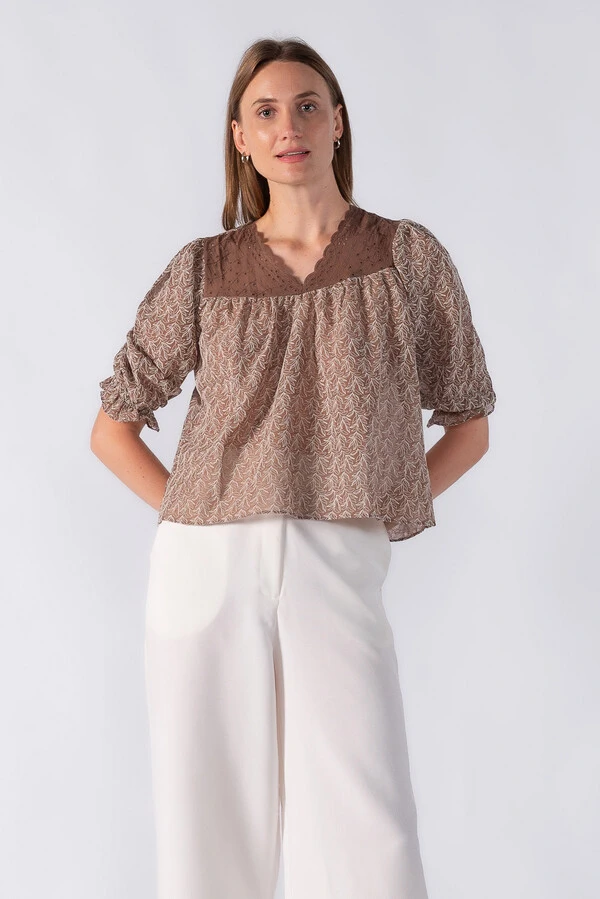 Blusa bata texturizada e manga 3/4