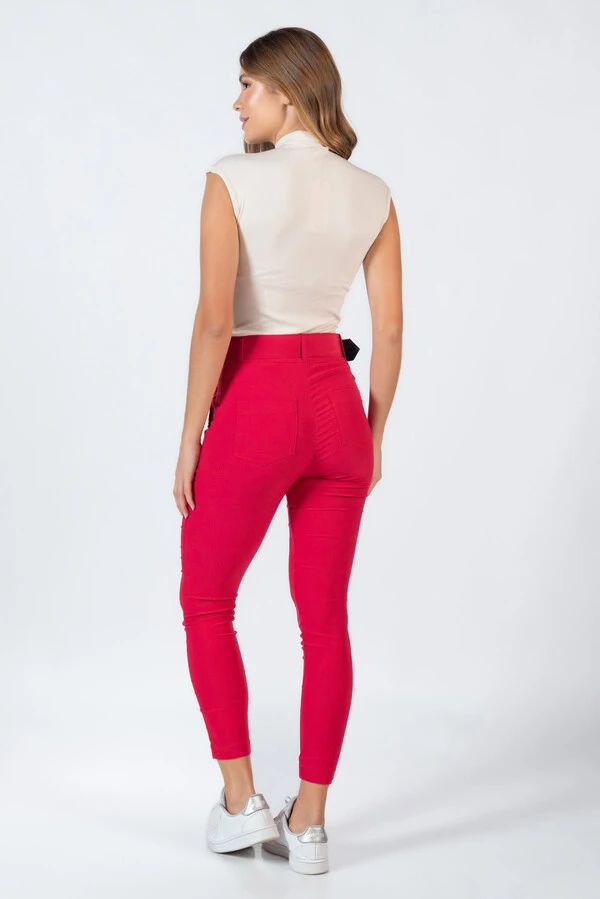 Calca skinny em viscose com bolsos