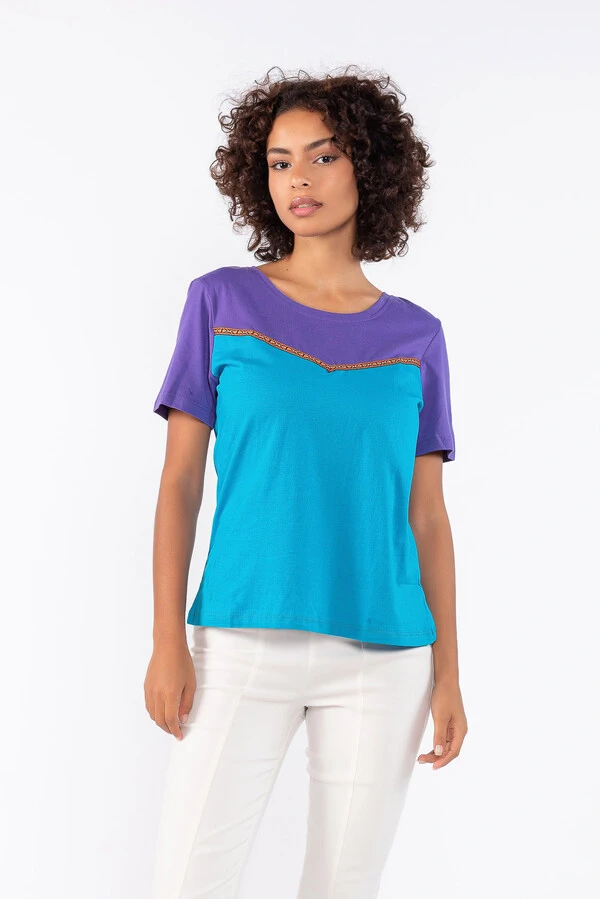 Tshirt bicolor basica com detalhe etnico