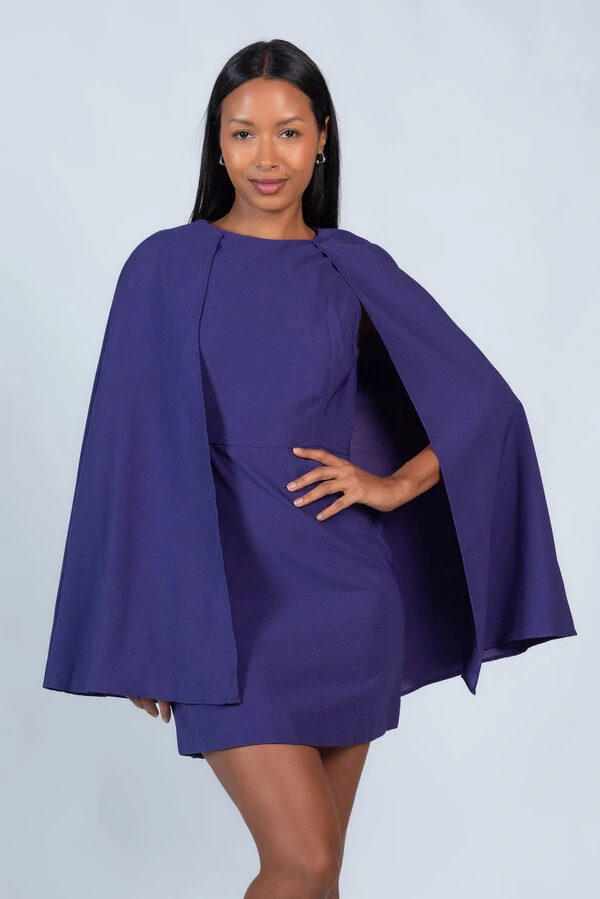 Vestido curto com capa