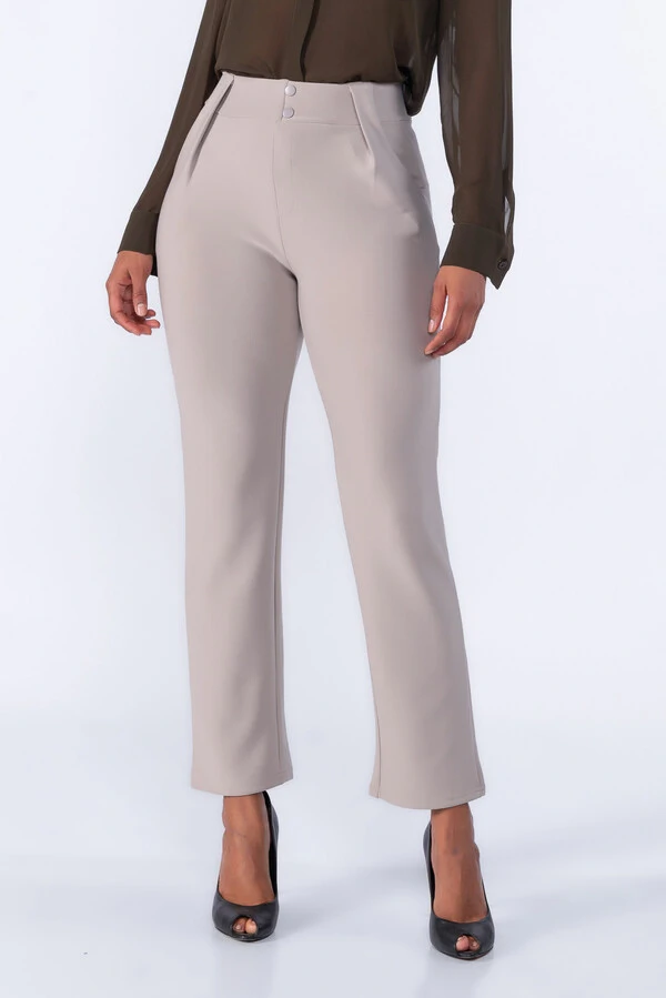 Calça com pregas frontais