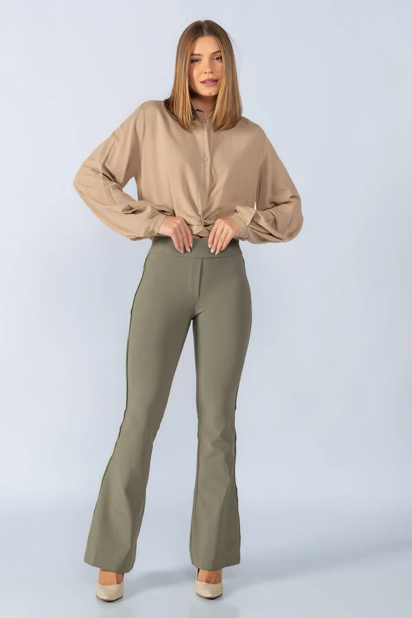 Calca flare lycra detalhe courino lateral
