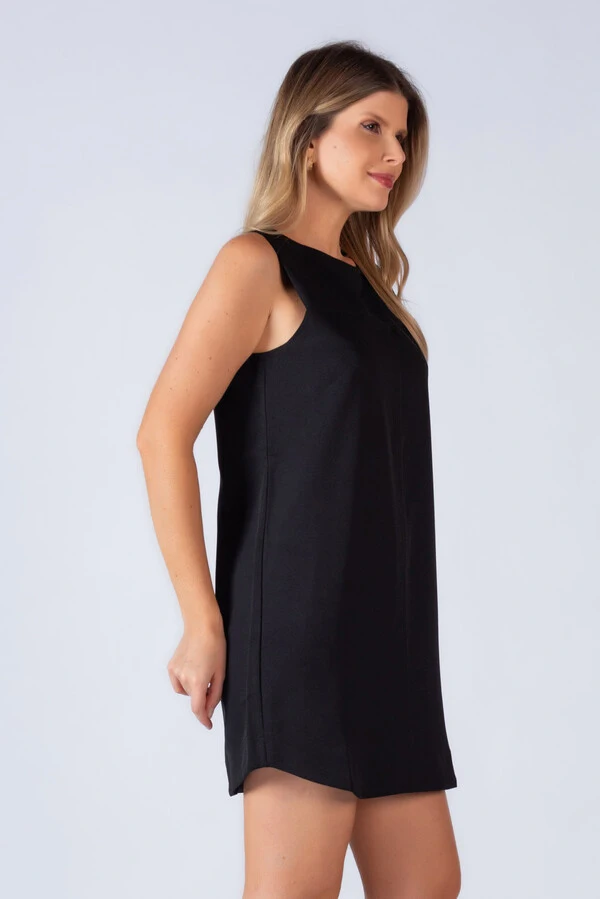 Vestido amplo recorte no ombro