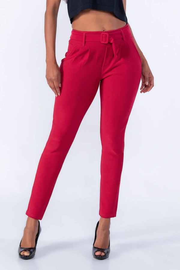 Calça cenoura pregas bolso