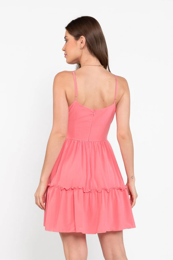 Vestido curto com babados e faixa embutida