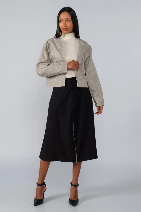 Saia midi em viscose com bolsos e ziper frontal