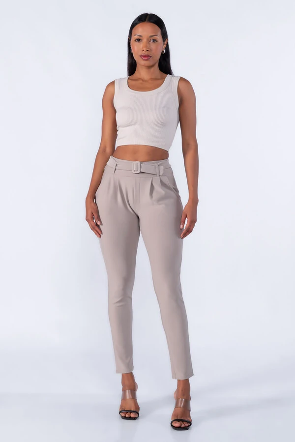 Calça cenoura pregas bolso