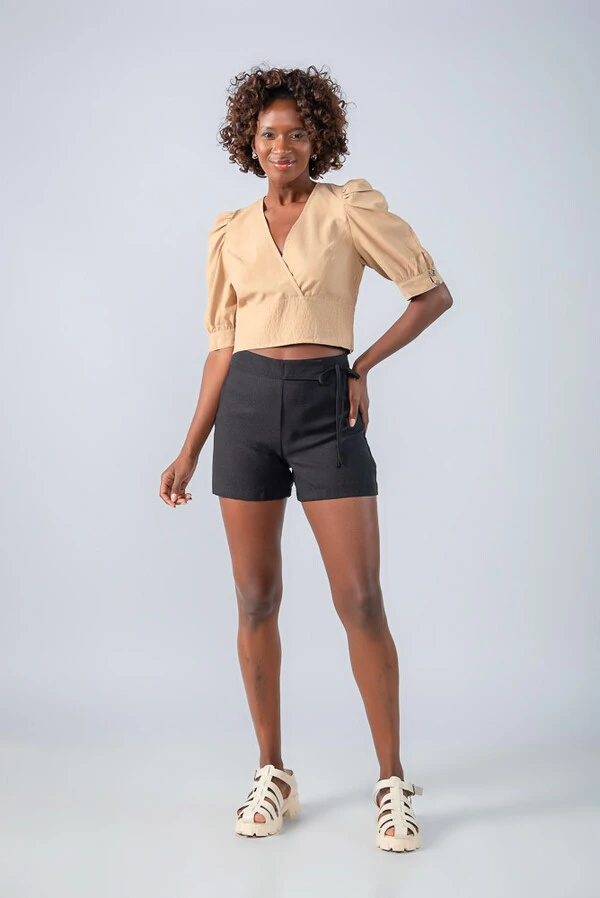 Shorts em crepe com amarracao lateral