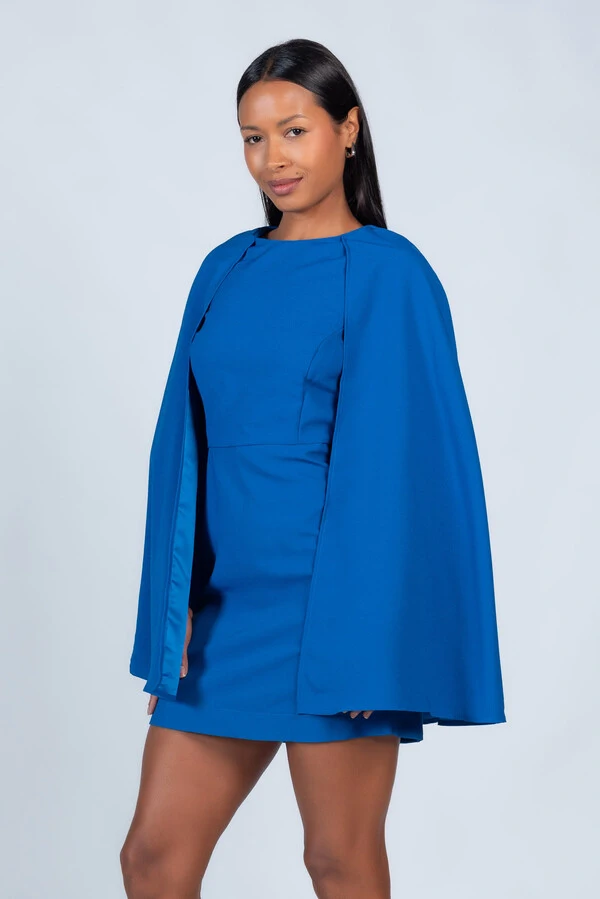 Vestido curto com capa