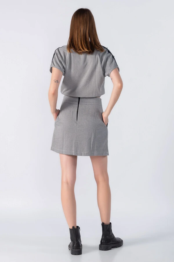 Saia shorts malha com bolsos
