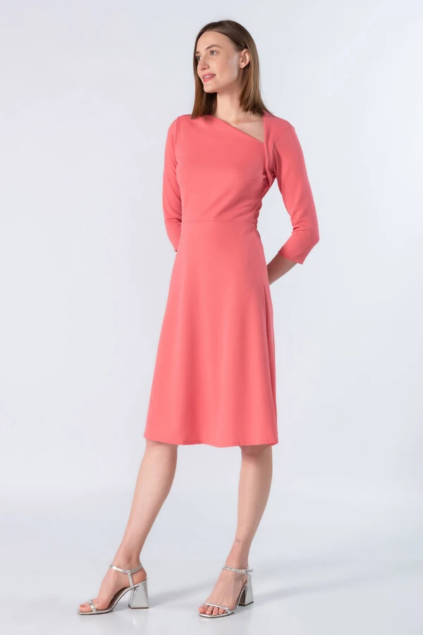 Vestido midi decote moderno
