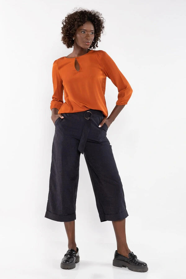 Blusa em viscose manga bufante detalhe botao