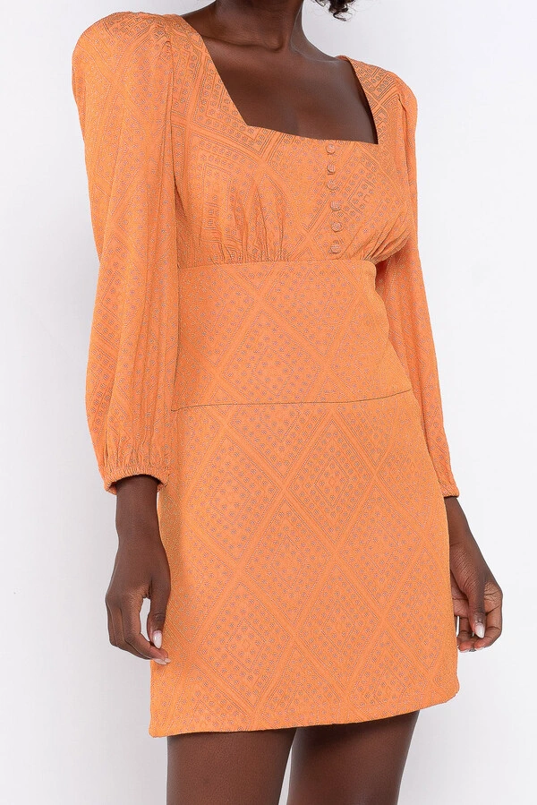 Vestido curto jaquard decote quadrado detalhe botoes