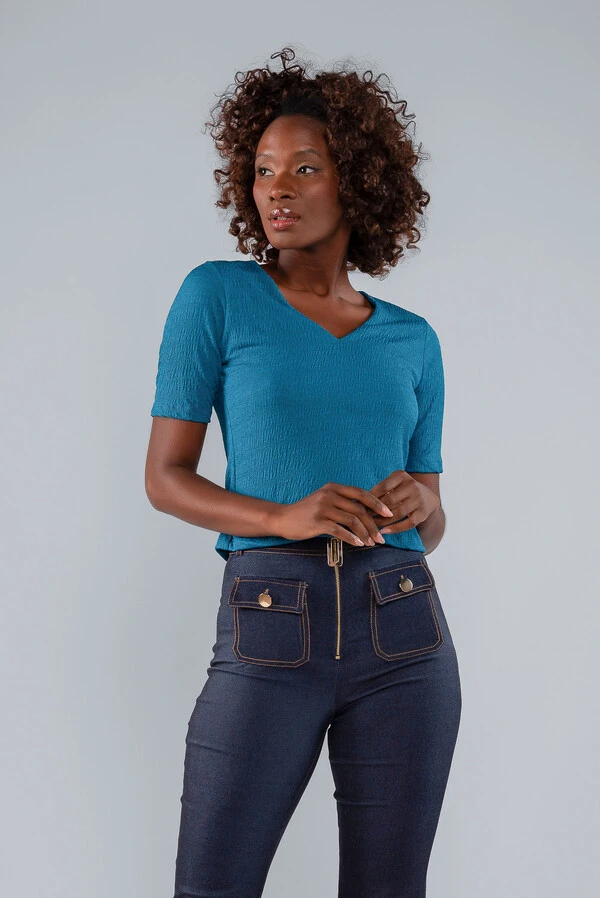 Blusa texturizada curta decote v
