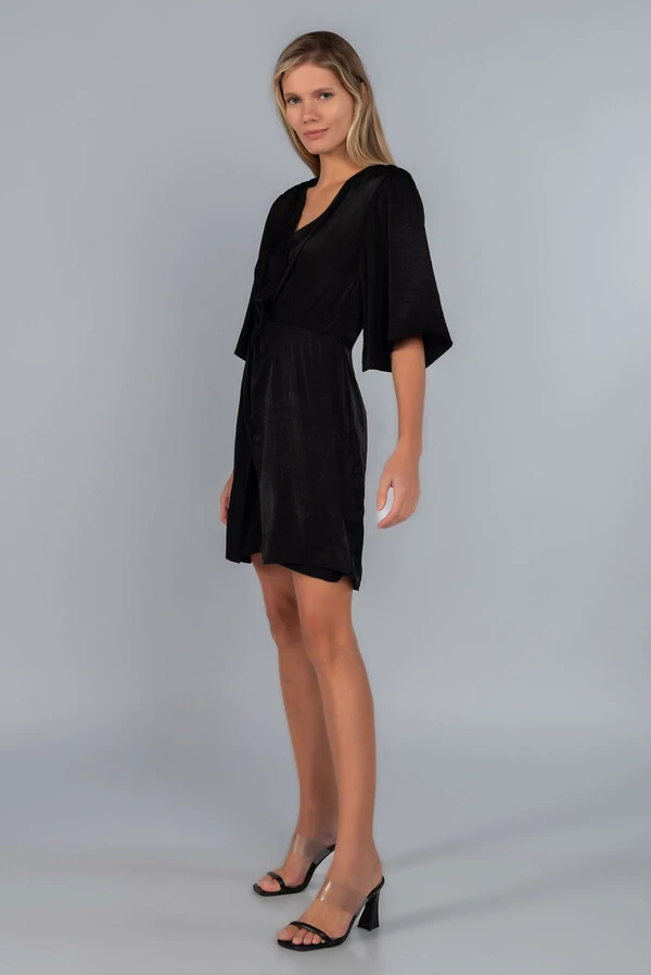 Vestido curto acetinado tranpasse manga sino