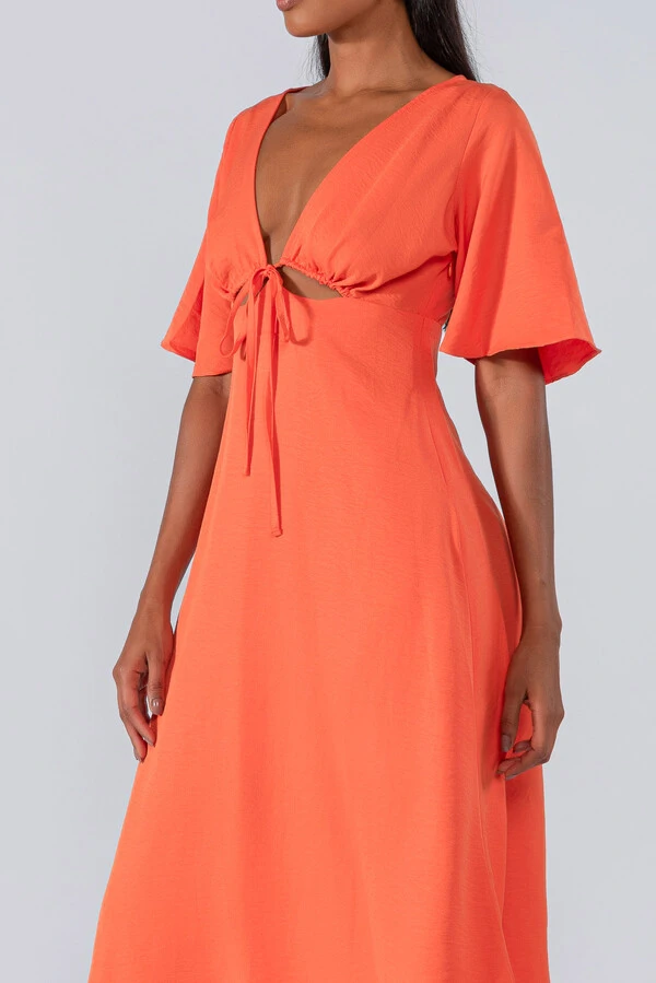Vestido detalhe recorte no busto