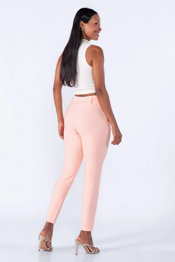 Calça cenoura pregas bolso