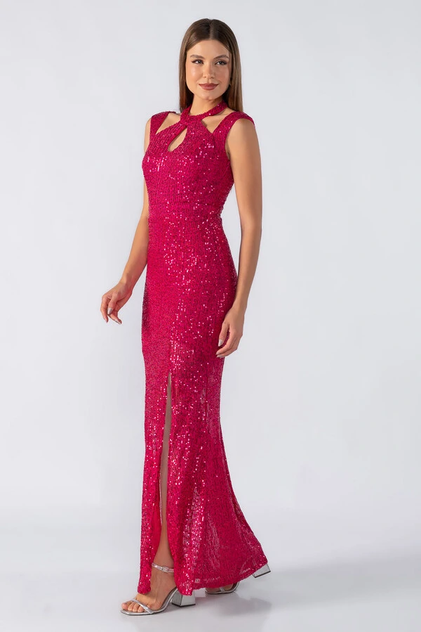 Vestido longo com recortes no decote