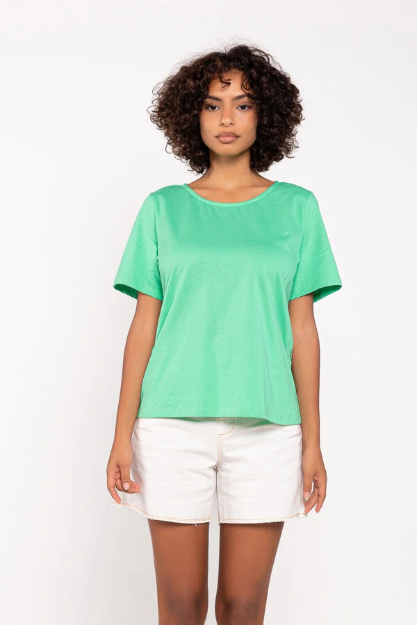 T-shirt algodao detalhe corrente lateral