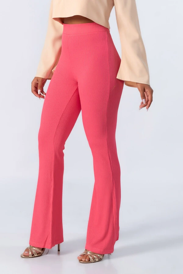 Calca flare em viscose canelada