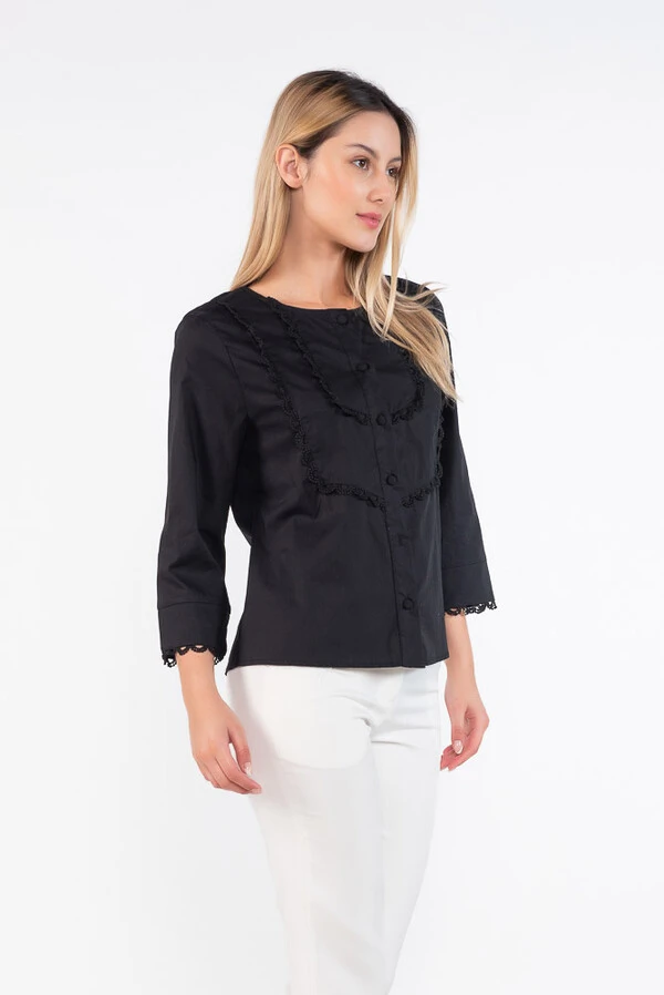 Camisa em algodao com aplicacoes em guipir