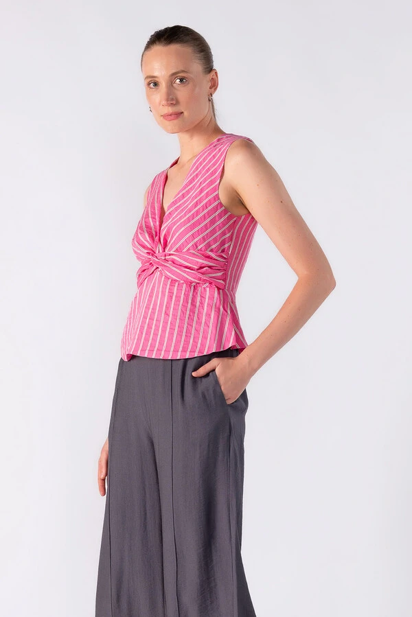 Blusa em listras peplum com detalhe no busto