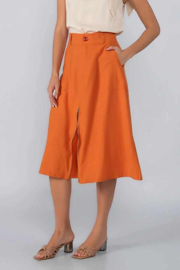 Saia midi em viscose com bolsos e ziper frontal