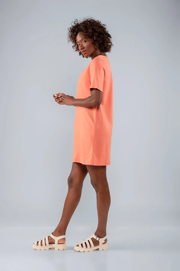 Vestido curto em viscolinho decote v manga curta