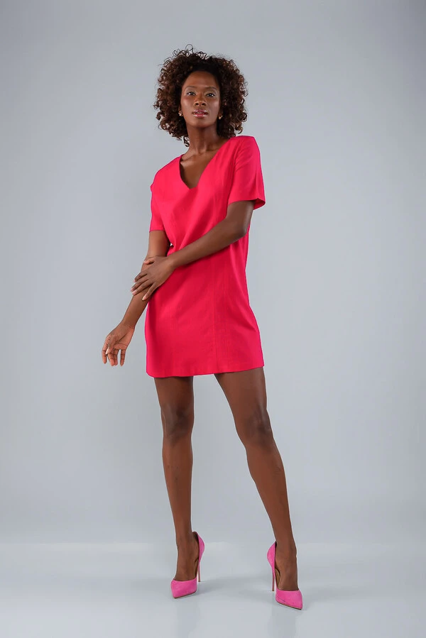 Vestido curto em viscolinho decote v manga curta