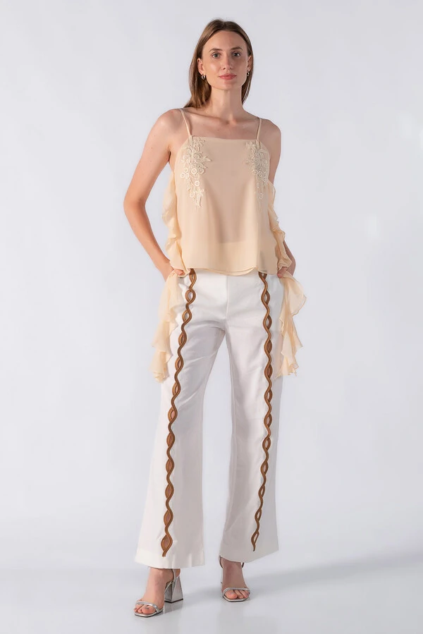 Blusa com aplicação em renda e babados laterais