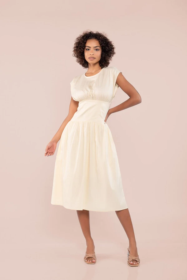 Vestido midi em algodao com pregas acinturado