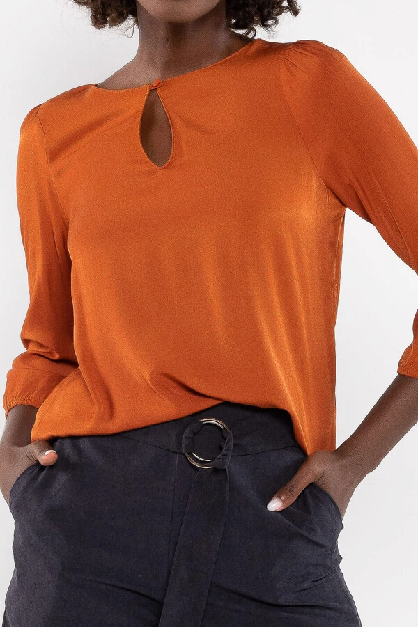 Blusa em viscose manga bufante detalhe botao