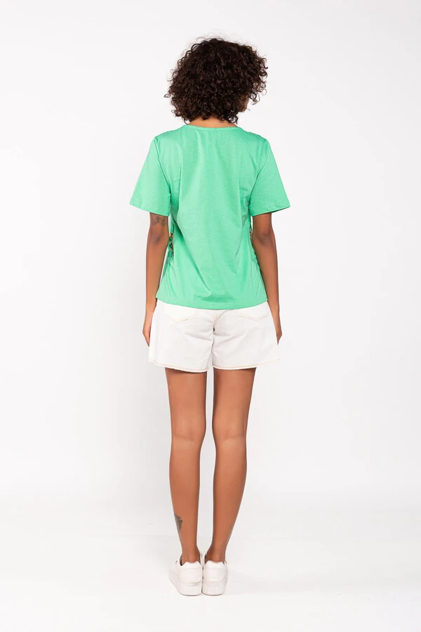 T-shirt algodao detalhe corrente lateral