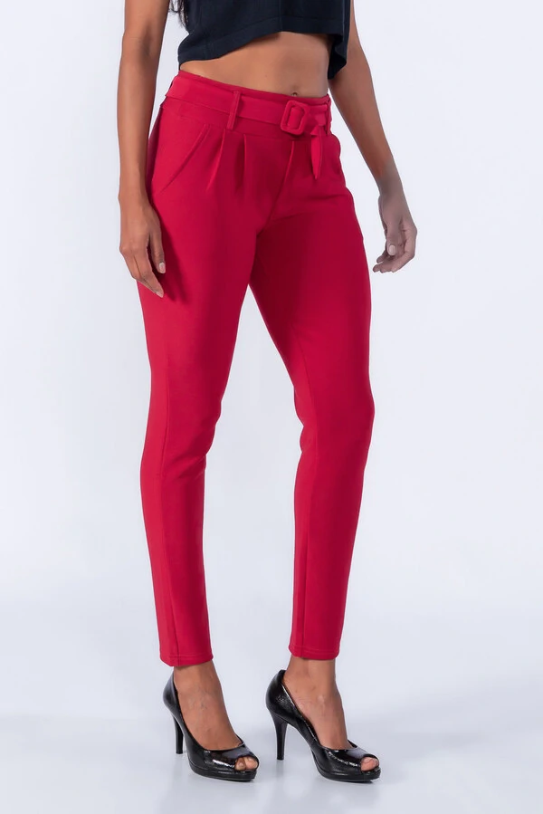 Calça cenoura pregas bolso