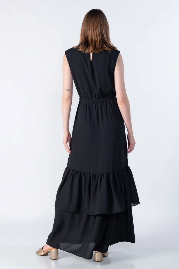 Vestido longo com ombreira e babado