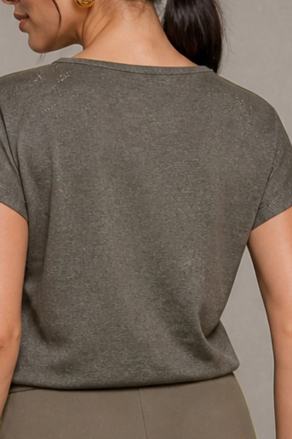 Blusa com aplicações em pedrinhas