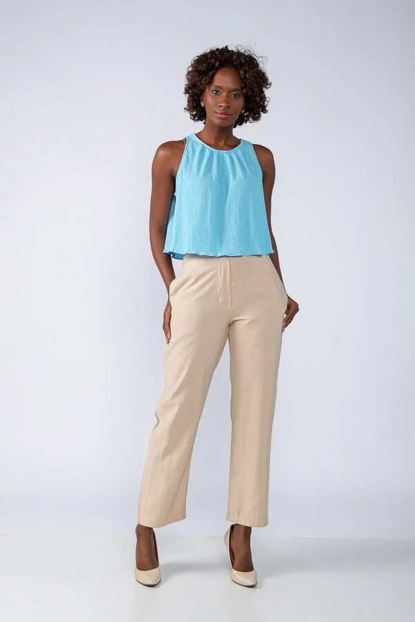 Blusa cropped em crepe texturizado