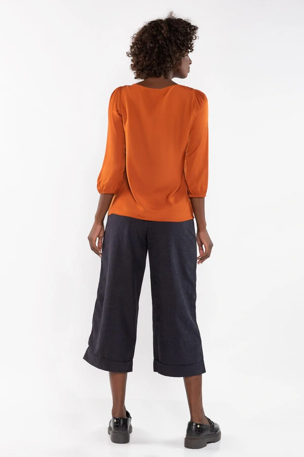 Blusa em viscose manga bufante detalhe botao