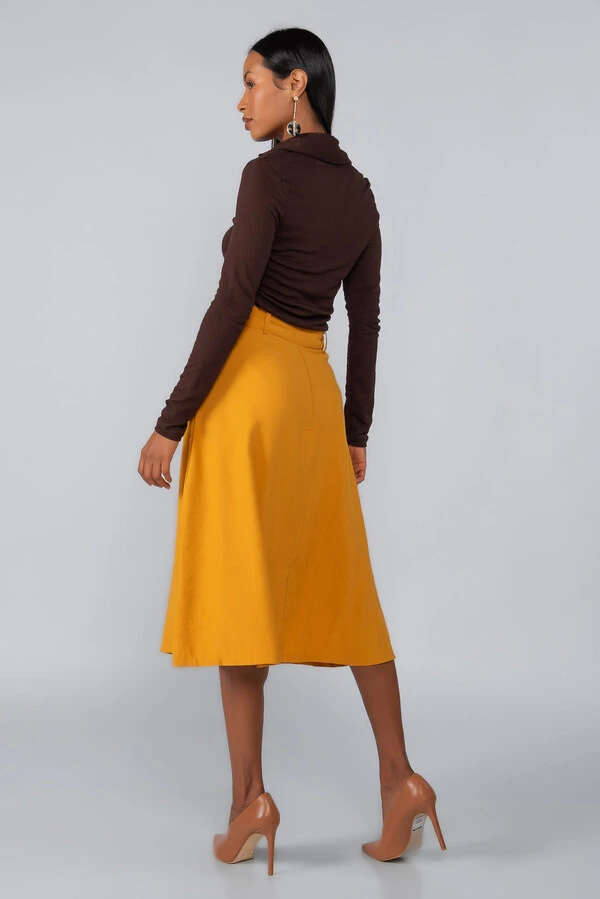Saia midi em viscose com bolsos e ziper frontal