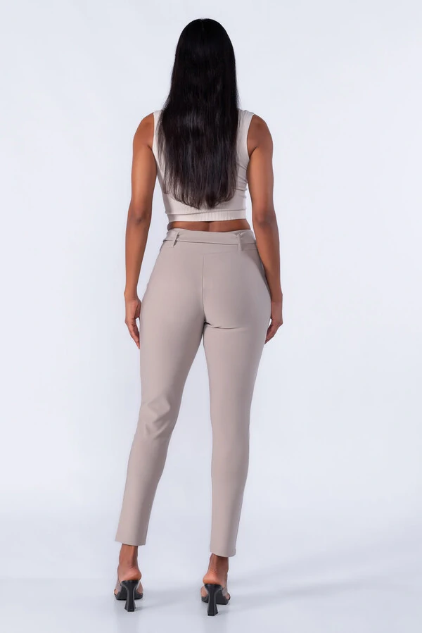 Calça cenoura pregas bolso