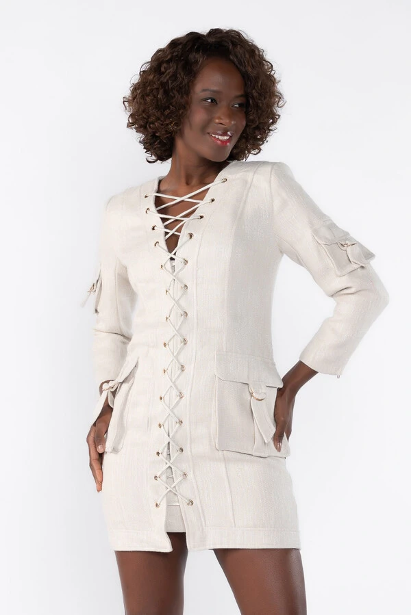 Vestido utilitario com detalhes em ilhos