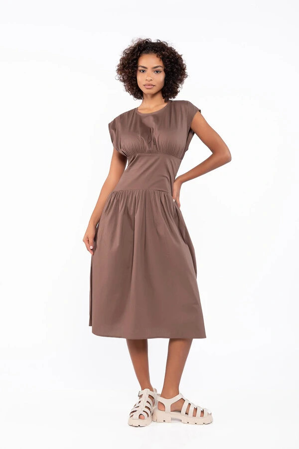 Vestido midi em algodao com pregas acinturado