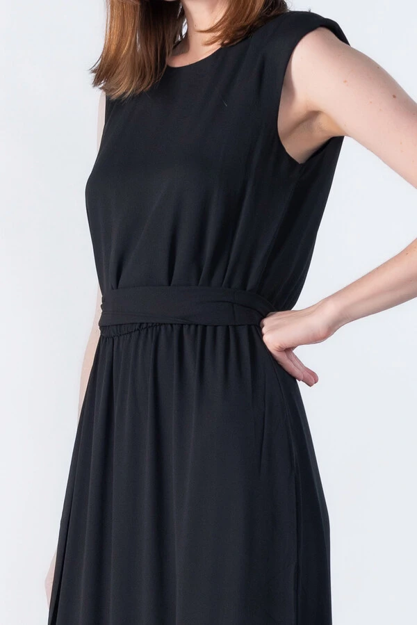 Vestido longo com ombreira e babado
