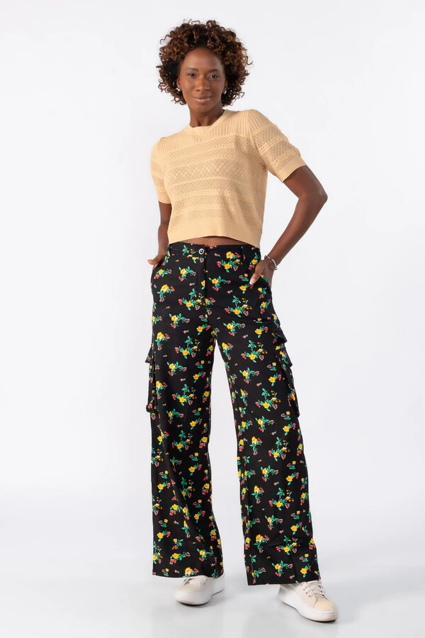 Blusa curta de tricot trabalhado