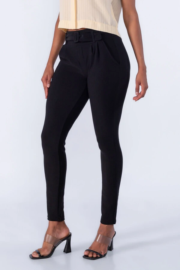 Calça cenoura pregas bolso