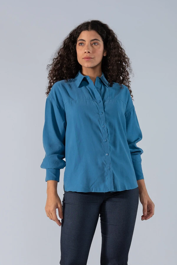 Camisa oversize em viscose e botao frontal