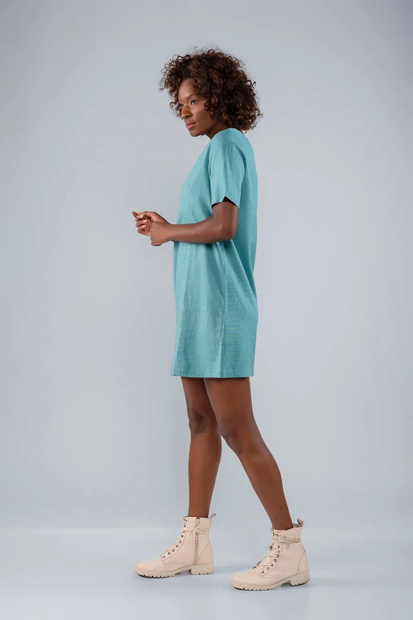 Vestido curto em viscolinho decote v manga curta