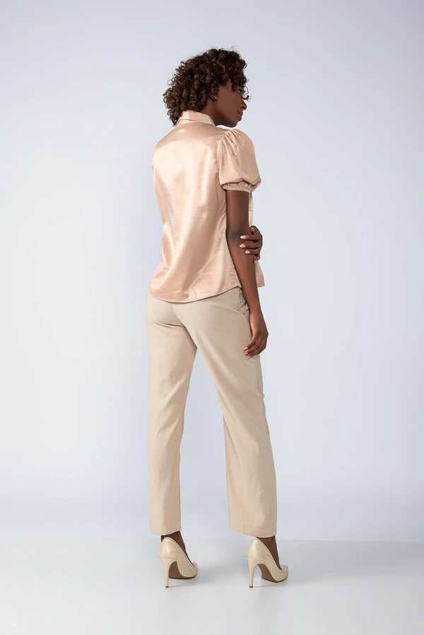 Blusa acetinada com 2 bolsos e botoes