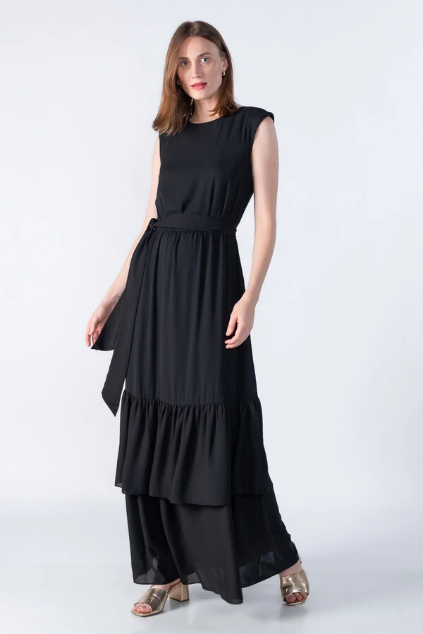 Vestido longo com ombreira e babado