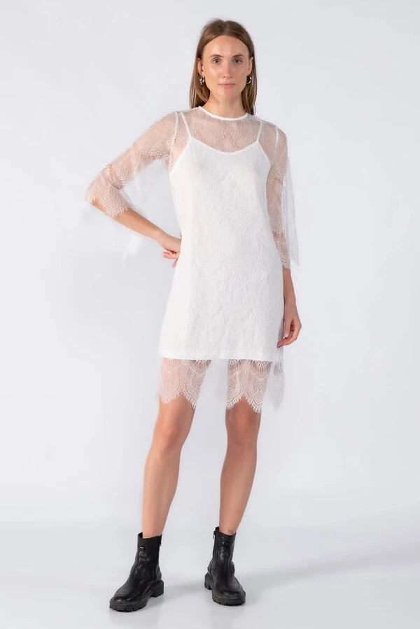 Vestido curto em renda manga 3/4